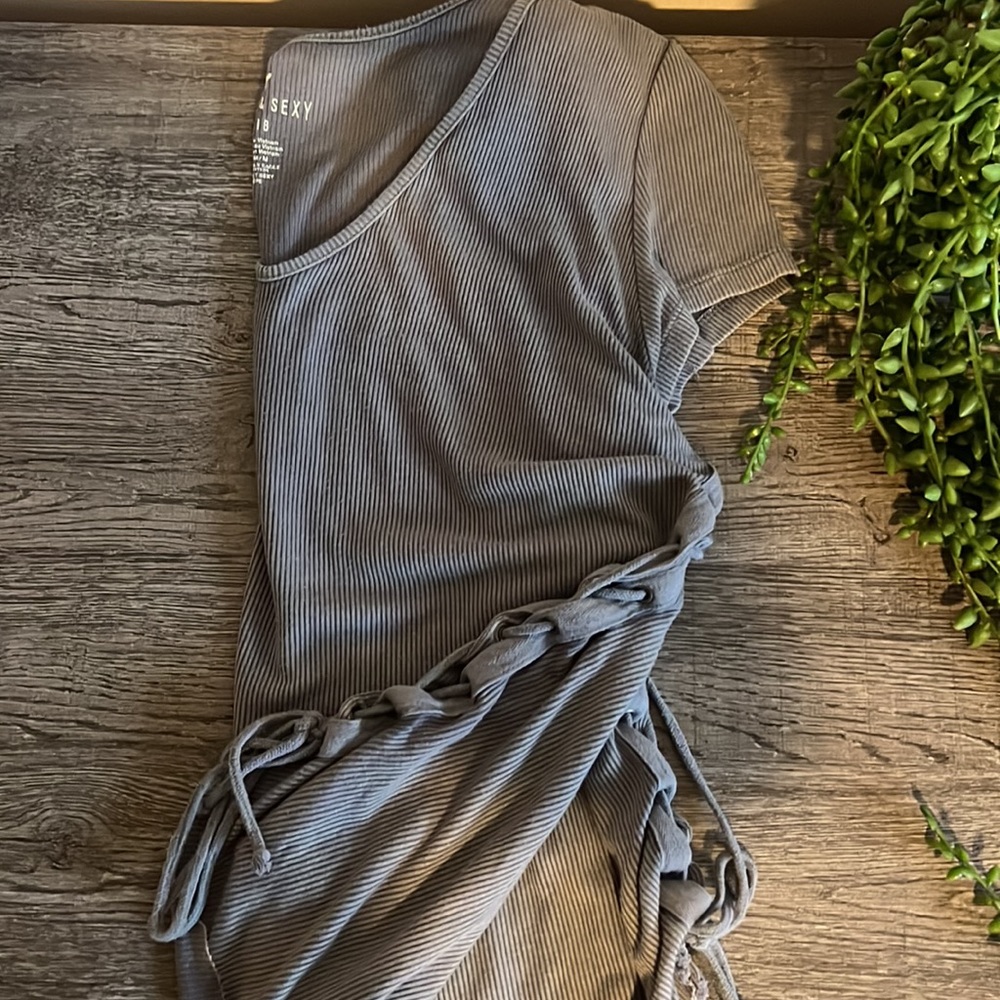 Gray ribbed top with cute detail M
